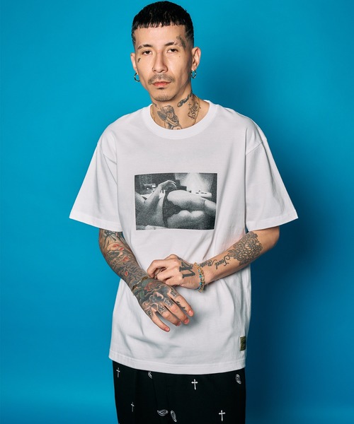 Subciety(サブサエティ)の「intimate room tee(Tシャツ/カットソー・メンズ・ブラック×ブルー/ブラック/ホワイト×レッド/ホワイト・SMALL/MEDIUM/LARGE/X-LARGE/XX-LARGE)」の14枚目の写真