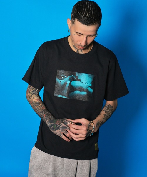 Subciety(サブサエティ)の「intimate room tee(Tシャツ/カットソー・メンズ・ブラック×ブルー/ブラック/ホワイト×レッド/ホワイト・SMALL/MEDIUM/LARGE/X-LARGE/XX-LARGE)」の7枚目の写真