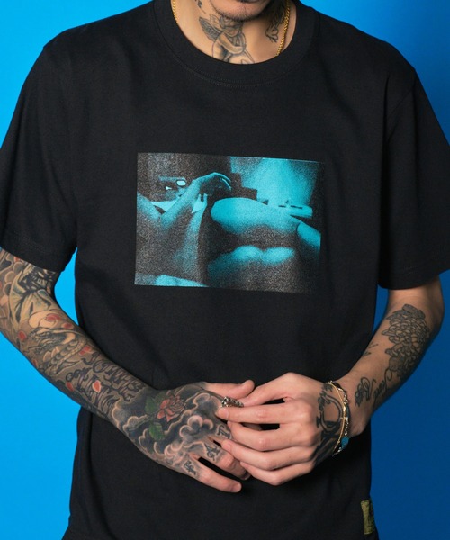 Subciety(サブサエティ)の「intimate room tee(Tシャツ/カットソー・メンズ・ブラック×ブルー/ブラック/ホワイト×レッド/ホワイト・SMALL/MEDIUM/LARGE/X-LARGE/XX-LARGE)」の8枚目の写真