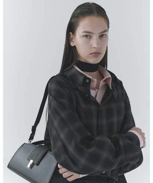 CULLNI(クルニ)の「Flap Trapezoid Leather Bag(ショルダーバッグ・メンズ・オフホワイト/ブラック/バーガンディー/ブラック系・ONESIZE)」の10枚目の写真