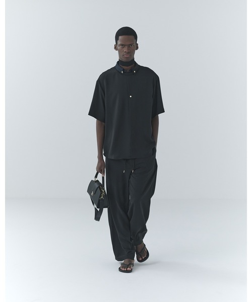 CULLNI(クルニ)の「Flap Trapezoid Leather Bag(ショルダーバッグ・メンズ・オフホワイト/ブラック/バーガンディー/ブラック系・ONESIZE)」の8枚目の写真
