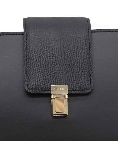 CULLNI(クルニ)の「Flap Trapezoid Leather Bag(ショルダーバッグ・メンズ・オフホワイト/ブラック/バーガンディー/ブラック系・ONESIZE)」の11枚目の写真