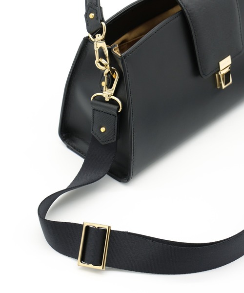 CULLNI(クルニ)の「Flap Trapezoid Leather Bag(ショルダーバッグ・メンズ・オフホワイト/ブラック/バーガンディー/ブラック系・ONESIZE)」の12枚目の写真
