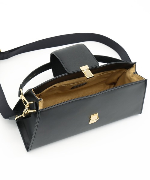CULLNI(クルニ)の「Flap Trapezoid Leather Bag(ショルダーバッグ・メンズ・オフホワイト/ブラック/バーガンディー/ブラック系・ONESIZE)」の13枚目の写真