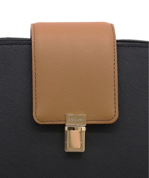 CULLNI(クルニ)の「Flap Trapezoid Leather Bag(ショルダーバッグ・メンズ・オフホワイト/ブラック/バーガンディー/ブラック系・ONESIZE)」の14枚目の写真