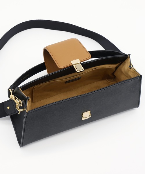 CULLNI(クルニ)の「Flap Trapezoid Leather Bag(ショルダーバッグ・メンズ・オフホワイト/ブラック/バーガンディー/ブラック系・ONESIZE)」の16枚目の写真