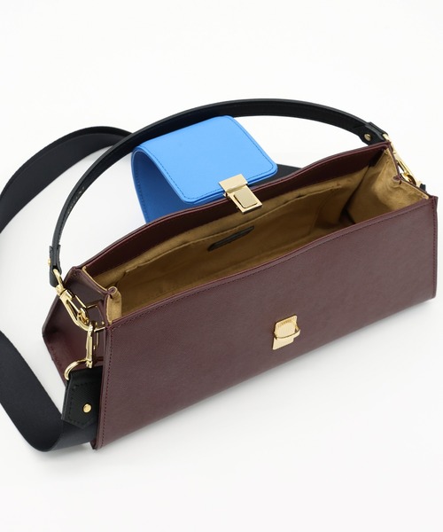 CULLNI(クルニ)の「Flap Trapezoid Leather Bag(ショルダーバッグ・メンズ・オフホワイト/ブラック/バーガンディー/ブラック系・ONESIZE)」の19枚目の写真