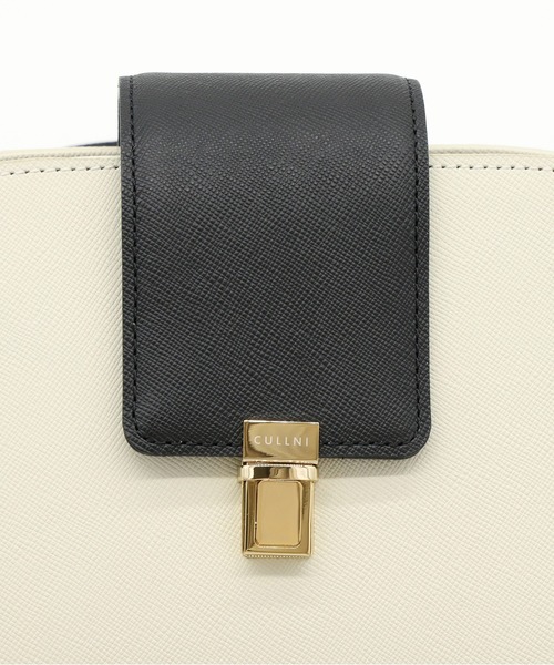 CULLNI(クルニ)の「Flap Trapezoid Leather Bag(ショルダーバッグ・メンズ・オフホワイト/ブラック/バーガンディー/ブラック系・ONESIZE)」の5枚目の写真