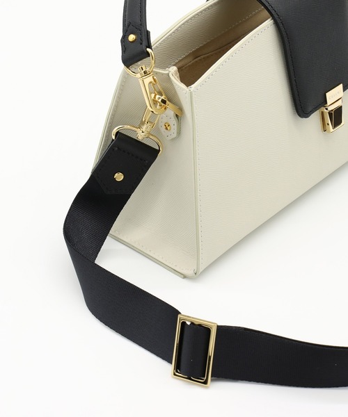 CULLNI(クルニ)の「Flap Trapezoid Leather Bag(ショルダーバッグ・メンズ・オフホワイト/ブラック/バーガンディー/ブラック系・ONESIZE)」の6枚目の写真