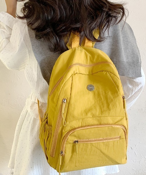 Teem Store(チームストア)の「【大容量/A4対応・PC収納◎】【ユニセックス】ワンポイント軽量ベーシックバックパック(バックパック/リュック・レディース・カーキ/オレンジ/イエロー/ブラック/ホワイト/グレー・F)」の5枚目の写真