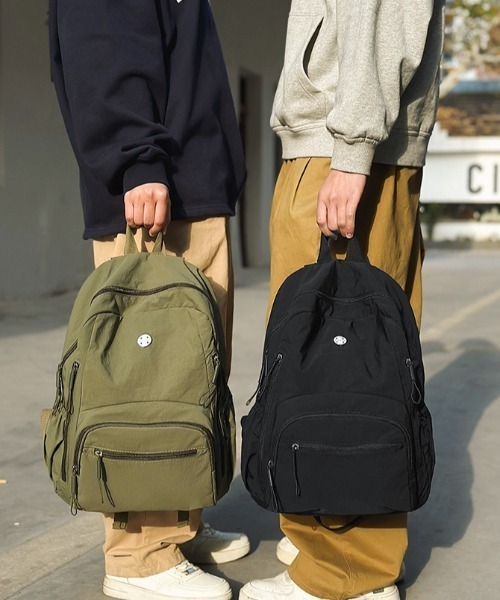Teem Store(チームストア)の「【大容量/A4対応・PC収納◎】【ユニセックス】ワンポイント軽量ベーシックバックパック(バックパック/リュック・レディース・カーキ/オレンジ/イエロー/ブラック/ホワイト/グレー・F)」の7枚目の写真