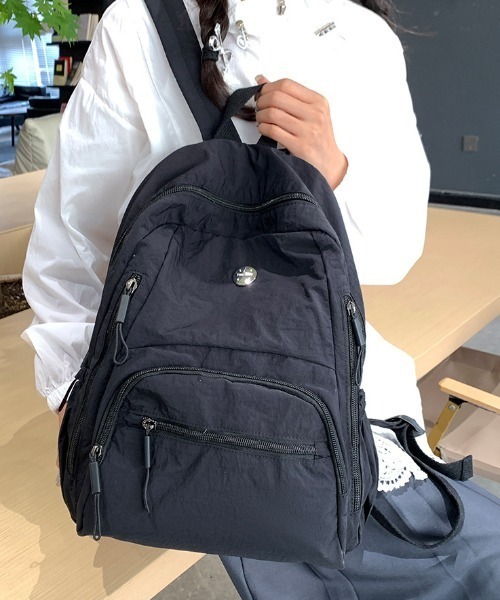 Teem Store(チームストア)の「【大容量/A4対応・PC収納◎】【ユニセックス】ワンポイント軽量ベーシックバックパック(バックパック/リュック・レディース・カーキ/オレンジ/イエロー/ブラック/ホワイト/グレー・F)」の18枚目の写真