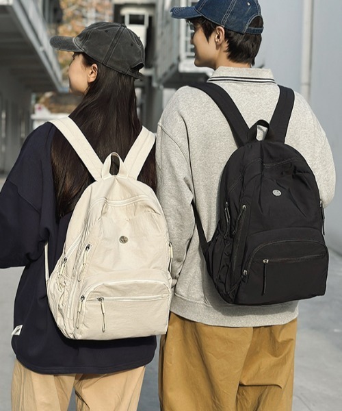 Teem Store(チームストア)の「【大容量/A4対応・PC収納◎】【ユニセックス】ワンポイント軽量ベーシックバックパック(バックパック/リュック・レディース・カーキ/オレンジ/イエロー/ブラック/ホワイト/グレー・F)」の8枚目の写真