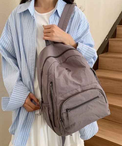 Teem Store(チームストア)の「【大容量/A4対応・PC収納◎】【ユニセックス】ワンポイント軽量ベーシックバックパック(バックパック/リュック・レディース・カーキ/オレンジ/イエロー/ブラック/ホワイト/グレー・F)」の20枚目の写真