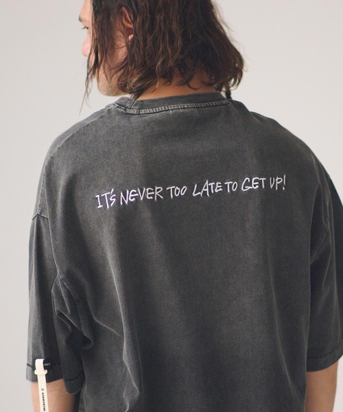 ADAM PATEK(アダムパテック)の「ADAMPATEK/gallagher agingT/プリント、刺繍入りエイジング加工Tシャツ(Tシャツ/カットソー・メンズ・グリーン/ブラック/ホワイト/ピンク・1/2)」の2枚目の写真
