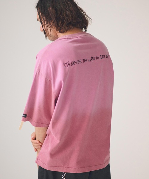 ADAM PATEK(アダムパテック)の「ADAMPATEK/gallagher agingT/プリント、刺繍入りエイジング加工Tシャツ(Tシャツ/カットソー・メンズ・グリーン/ブラック/ホワイト/ピンク・1/2)」の12枚目の写真