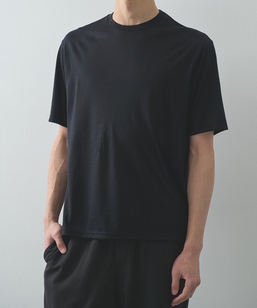 markaware（マーカウェア）の「【marka/マーカ】Super120sウォッシャブルウール天竺 / クルーネックTee / CREW NECK TEE（Tシャツ/カットソー・メンズ・グレー/ブラック/ベージュ・2/1）」の4枚目の写真