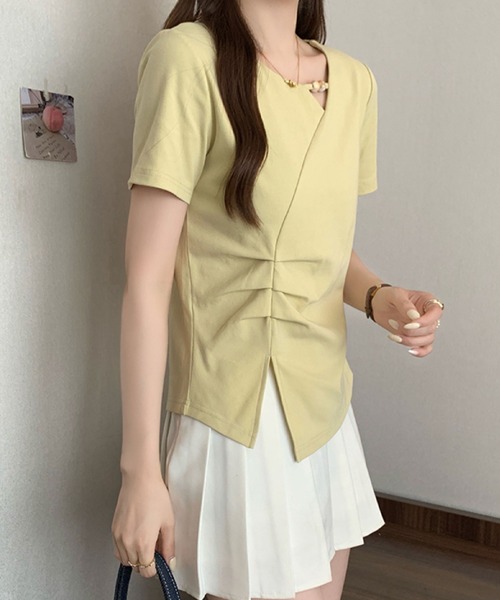 2ly2(トゥーリートゥー)の「パール風デザイン アシンメトリートップス(Tシャツ/カットソー・レディース・ブルー/ブラック/ホワイト/イエロー・FREE)」の7枚目の写真