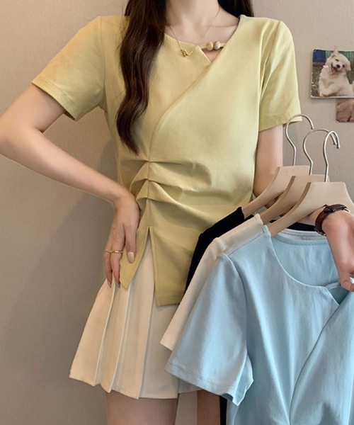 2ly2(トゥーリートゥー)の「パール風デザイン アシンメトリートップス(Tシャツ/カットソー・レディース・ブルー/ブラック/ホワイト/イエロー・FREE)」の5枚目の写真