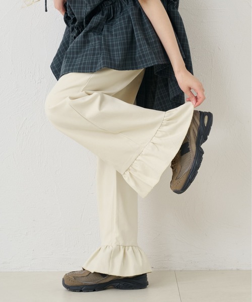 kutir（クティール）の「フリルフレアパンツ（その他パンツ・レディース・アイボリー/ブラック/インディゴブルー/ライトインディゴブルー・SMALL/MEDIUM）」の2枚目の写真
