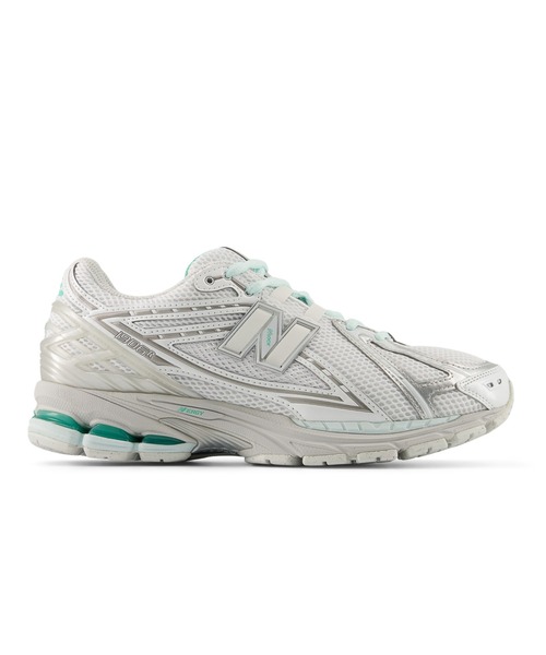 NEW BALANCE（ニューバランス）の「1906R（スニーカー・メンズ・ホワイト×シルバー/シルバー・27.5cm/27.0cm/26.5cm/26.0cm/25.5cm/25.0cm/24.5cm/24.0cm/23.5cm/23.0cm/22.5cm/22.0cm/30.0cm/29.0cm/28.5cm/28.0cm）」の2枚目の写真