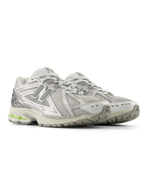 NEW BALANCE（ニューバランス）の「1906R（スニーカー・メンズ・ホワイト×シルバー/シルバー・27.5cm/27.0cm/26.5cm/26.0cm/25.5cm/25.0cm/24.5cm/24.0cm/23.5cm/23.0cm/22.5cm/22.0cm/30.0cm/29.0cm/28.5cm/28.0cm）」の4枚目の写真