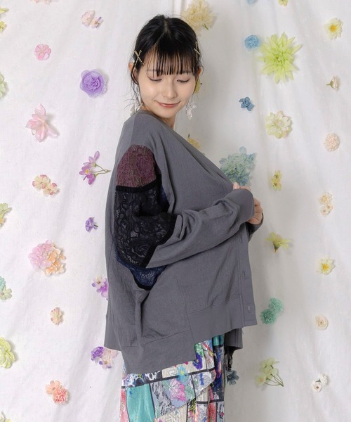 ScoLar（スカラー）の「162633：配色花レース×ローズジャガードカーディガン（カーディガン/ボレロ・レディース・オフホワイト/チャコールグレー・M）」の5枚目の写真