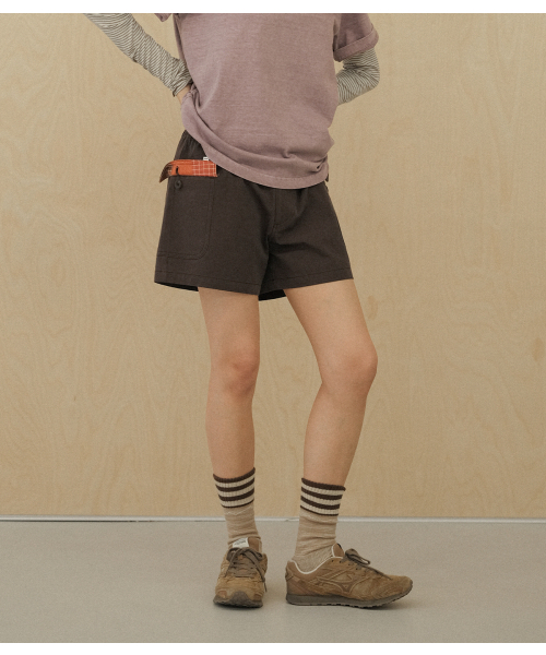 MMOGARDEN(エメモガーデン)の「(w) flap pocket shorts (3colors)(その他パンツ・レディース・ブルー/ブラック/ダークブラウン・1/2)」の4枚目の写真