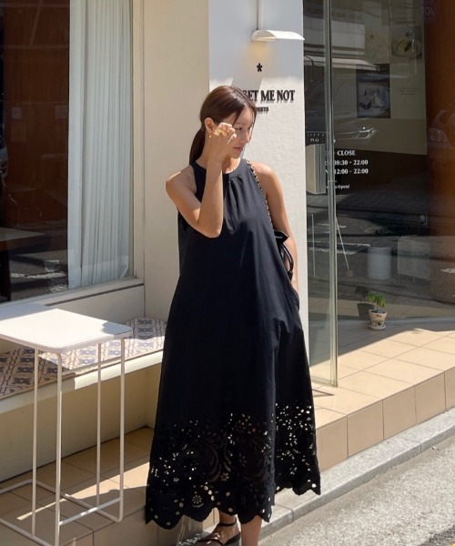 FAVORITO(ファヴォリート)の「パンチングレースベスト・ドレス(ワンピース・レディース・ブラック・F)」の5枚目の写真