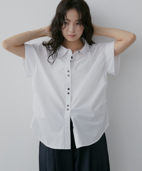Aunt Marie's(アントマリーズ)の「サイドタックミニマルシャツ(シャツ/ブラウス・レディース・ブラウン/ブラック/ベージュ/グレー/ホワイト/ブルー・FREE)」の2枚目の写真