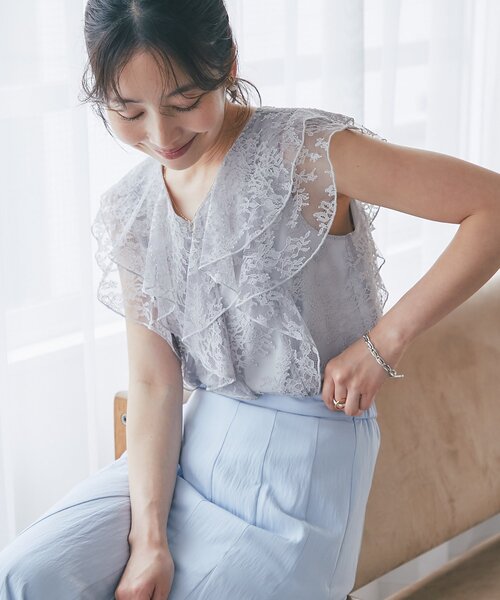 La boutique BonBon(ラブティックボンボン)の「【涼しく夏映え・オフィスでもデートでも】レースラッフルフレアブラウス(シャツ/ブラウス・レディース・ホワイト/ライトグレー・FREE)」の2枚目の写真