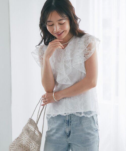La boutique BonBon(ラブティックボンボン)の「【涼しく夏映え・オフィスでもデートでも】レースラッフルフレアブラウス(シャツ/ブラウス・レディース・ホワイト/ライトグレー・FREE)」の15枚目の写真