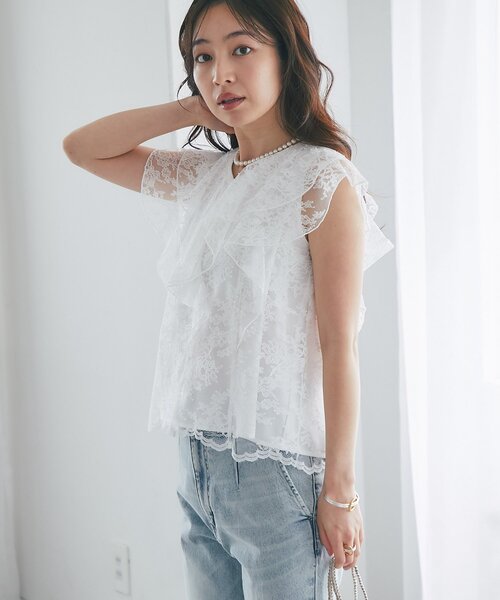 La boutique BonBon(ラブティックボンボン)の「【涼しく夏映え・オフィスでもデートでも】レースラッフルフレアブラウス(シャツ/ブラウス・レディース・ホワイト/ライトグレー・FREE)」の17枚目の写真