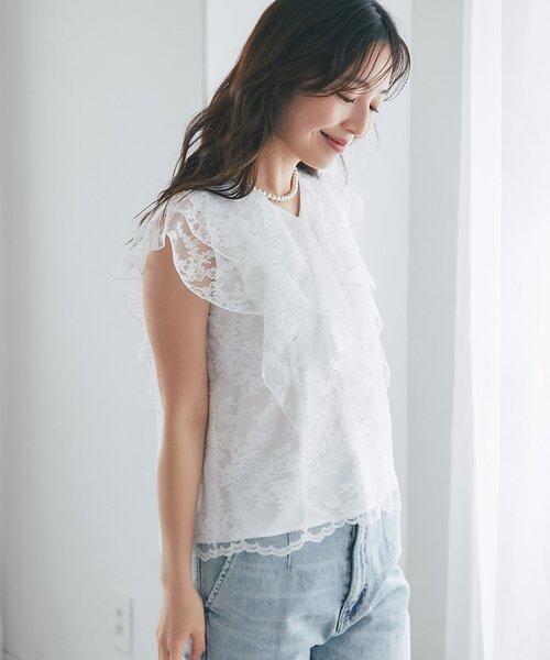 La boutique BonBon(ラブティックボンボン)の「【涼しく夏映え・オフィスでもデートでも】レースラッフルフレアブラウス(シャツ/ブラウス・レディース・ホワイト/ライトグレー・FREE)」の18枚目の写真