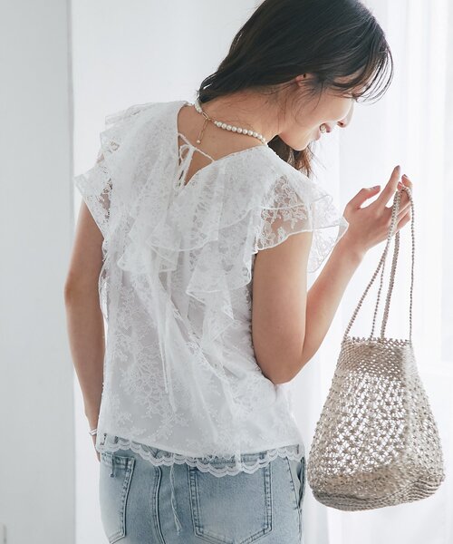 La boutique BonBon(ラブティックボンボン)の「【涼しく夏映え・オフィスでもデートでも】レースラッフルフレアブラウス(シャツ/ブラウス・レディース・ホワイト/ライトグレー・FREE)」の19枚目の写真