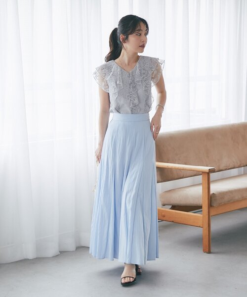 La boutique BonBon(ラブティックボンボン)の「【涼しく夏映え・オフィスでもデートでも】レースラッフルフレアブラウス(シャツ/ブラウス・レディース・ホワイト/ライトグレー・FREE)」の5枚目の写真