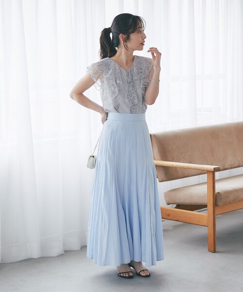 La boutique BonBon(ラブティックボンボン)の「【涼しく夏映え・オフィスでもデートでも】レースラッフルフレアブラウス(シャツ/ブラウス・レディース・ホワイト/ライトグレー・FREE)」の6枚目の写真