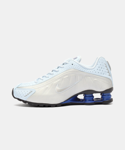 NIKE(ナイキ)の「NIKE W SHOX R4 AR3565-402(スニーカー・レディース・シルバー・23cm/25cm/24.5cm/24cm)」の1枚目の写真