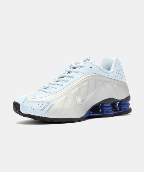 NIKE(ナイキ)の「NIKE W SHOX R4 AR3565-402(スニーカー・レディース・シルバー・23cm/25cm/24.5cm/24cm)」の2枚目の写真