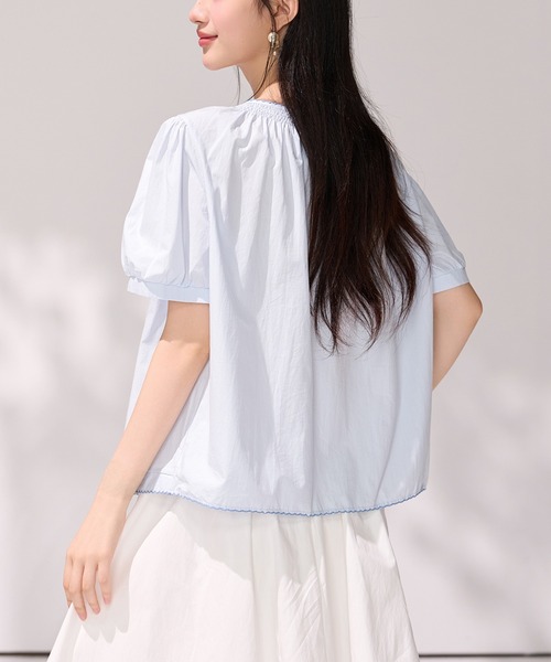 LUCPY(ラクピー)の「配色パイピングギャザーブラウス(シャツ/ブラウス・レディース・ブルー・X-LARGE/LARGE/MEDIUM/SMALL)」の2枚目の写真