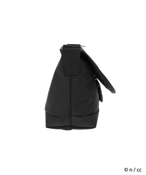 Manhattan Portage（マンハッタンポーテージ）の「NYLON MESSENGER BAG JR (SM) FZP 500D CORDURA CKW26（メッセンジャーバッグ・レディース・ブラック・SMALL）」の3枚目の写真