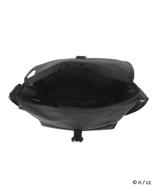 Manhattan Portage（マンハッタンポーテージ）の「NYLON MESSENGER BAG JR (SM) FZP 500D CORDURA CKW26（メッセンジャーバッグ・レディース・ブラック・SMALL）」の6枚目の写真