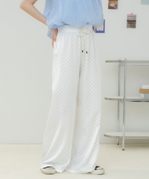 HEILIS(ヘイリス)の「ドット柄ワイドパンツ / ドットパンツ ワイドパンツ イージーパンツ リラックスパンツ 柄パンツ 総柄パンツ ウエストゴム ロングパンツ ワイドシルエット カジュアルパンツ 旅行コーデ 春服 夏服 韓国ファッション モノトーン(その他パンツ・レディース・ブラック/ホワイト・FREE)」の2枚目の写真