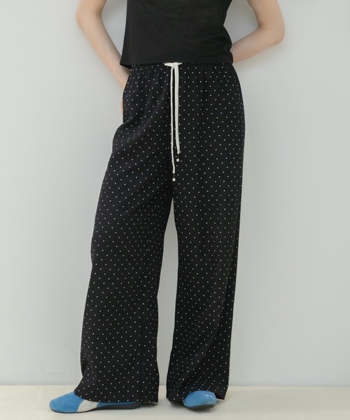 HEILIS(ヘイリス)の「ドット柄ワイドパンツ / ドットパンツ ワイドパンツ イージーパンツ リラックスパンツ 柄パンツ 総柄パンツ ウエストゴム ロングパンツ ワイドシルエット カジュアルパンツ 旅行コーデ 春服 夏服 韓国ファッション モノトーン(その他パンツ・レディース・ブラック/ホワイト・FREE)」の1枚目の写真
