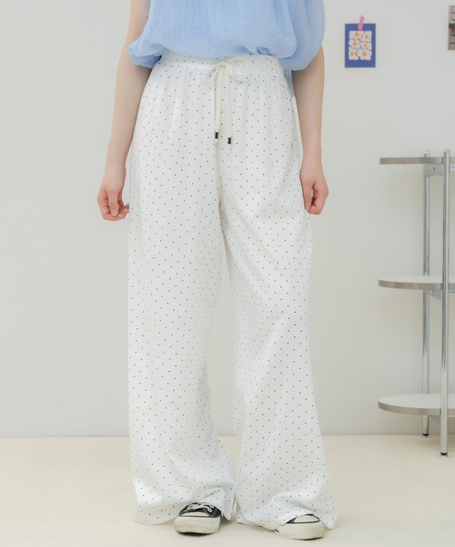 HEILIS(ヘイリス)の「ドット柄ワイドパンツ / ドットパンツ ワイドパンツ イージーパンツ リラックスパンツ 柄パンツ 総柄パンツ ウエストゴム ロングパンツ ワイドシルエット カジュアルパンツ 旅行コーデ 春服 夏服 韓国ファッション モノトーン(その他パンツ・レディース・ブラック/ホワイト・FREE)」の10枚目の写真