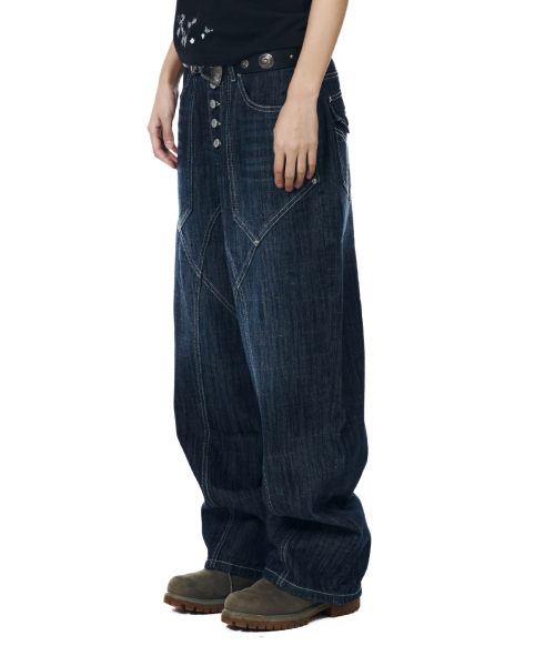 AAKAM(アーカム)の「Oblique Incision Denim Pants (Blue)(デニムパンツ・レディース・その他・1/2)」の1枚目の写真