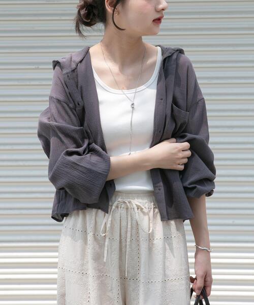 ITEMS URBANRESEARCH(アイテムズ アーバンリサーチ)の「フードクロップドワッシャーシャツ(シャツ/ブラウス・レディース・チャコールグレー/ホワイト/カーキ・FREE)」の3枚目の写真