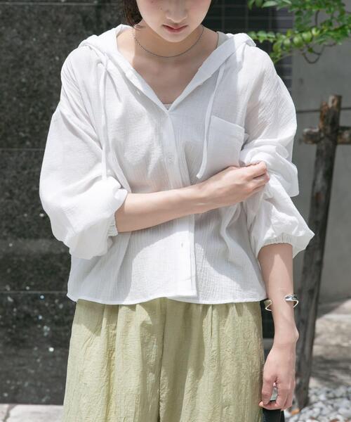 ITEMS URBANRESEARCH(アイテムズ アーバンリサーチ)の「フードクロップドワッシャーシャツ(シャツ/ブラウス・レディース・チャコールグレー/ホワイト/カーキ・FREE)」の4枚目の写真