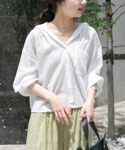 ITEMS URBANRESEARCH(アイテムズ アーバンリサーチ)の「フードクロップドワッシャーシャツ(シャツ/ブラウス・レディース・チャコールグレー/ホワイト/カーキ・FREE)」の5枚目の写真