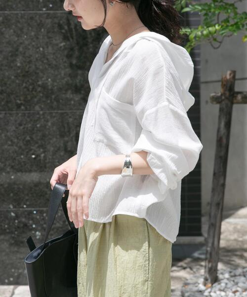 ITEMS URBANRESEARCH(アイテムズ アーバンリサーチ)の「フードクロップドワッシャーシャツ(シャツ/ブラウス・レディース・チャコールグレー/ホワイト/カーキ・FREE)」の6枚目の写真